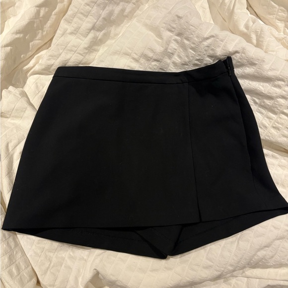 ARITZIA BABATON SKORT - size 8 - Picture 2 of 3